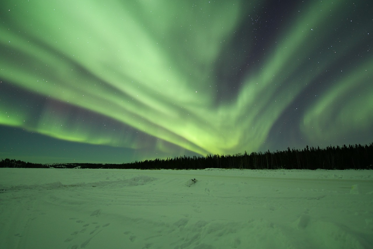 <p>西北特區首府黃刀鎮可是絕佳的賞極光地點，黃刀鎮位於北極光光環中心，這一帶的北極光距離地平線很近，彷彿伸手就能碰到，黃刀鎮是世界上唯一每年能有250夜/次機會觀看得到北極光，堪稱「北極光首都」，大部分的遊客3天內也可以看到極光，世界上唯一的極光追踪天文台也設置於此！</p>